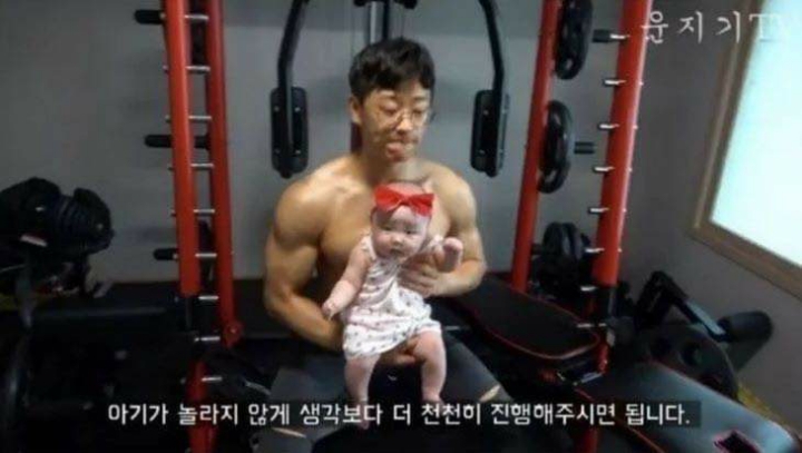 운동하는 아빠에게 딸을 맡기면 | 인스티즈
