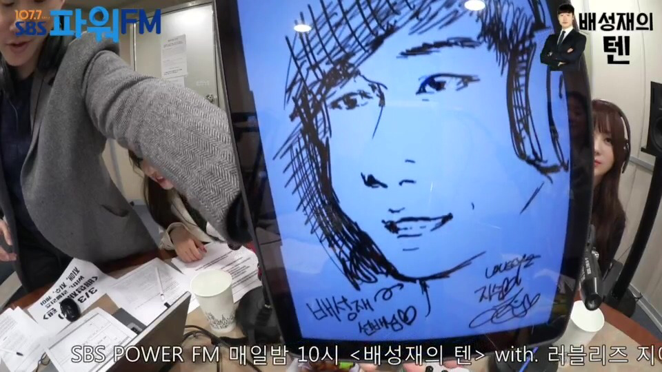 러블리즈 지수의 독특한 그림이 있는 싸인 앨범 | 인스티즈