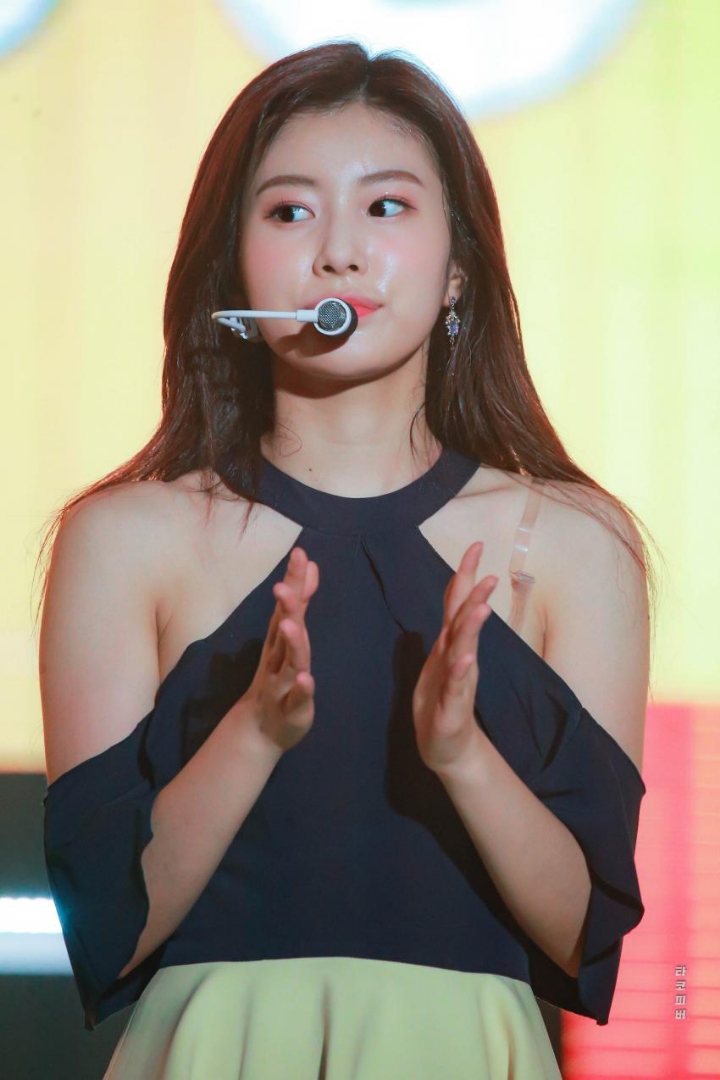 무대에서 땀흘리는 아이즈원 | 인스티즈