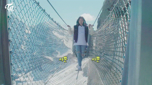 외줄타기 방해하는 트와이스 쯔위.gif | 인스티즈