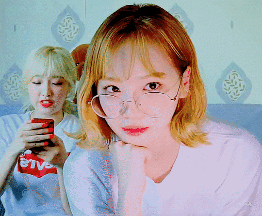 안경쓰니 은근히 이쁜 아이즈원 채원 | 인스티즈