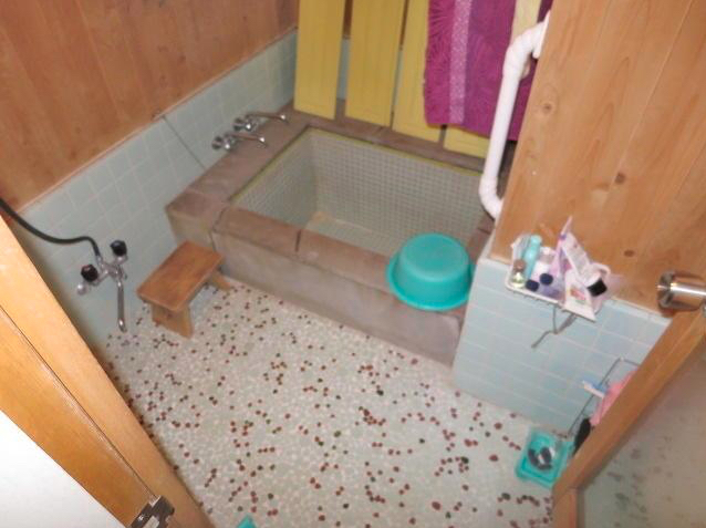 기둥 하나로 공중에 떠있는 집 | 인스티즈