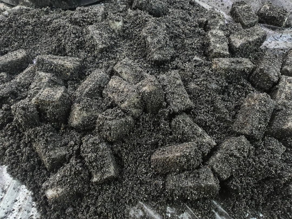 파묻혀버린 인절미...........jpg | 인스티즈