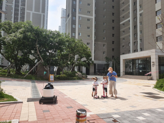 띵동, 딜리가 배달왔어요... "15분만에 정확히 찾아온 로봇, 너무 신기해" | 인스티즈