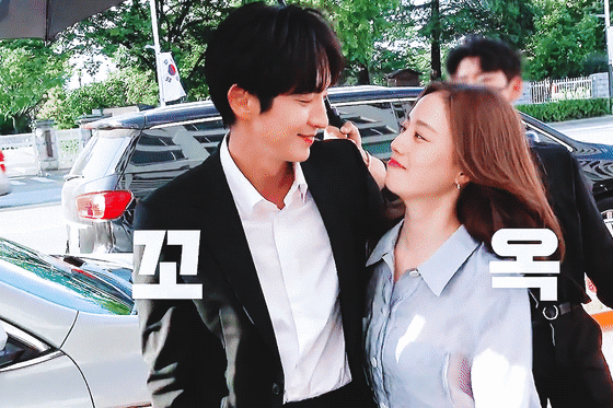 눈 껌뻑거리는 문채원이 귀여운 이준기 | 인스티즈