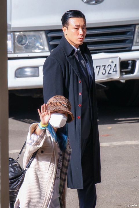 아이유 어깨를 막 잡는 사람 | 인스티즈