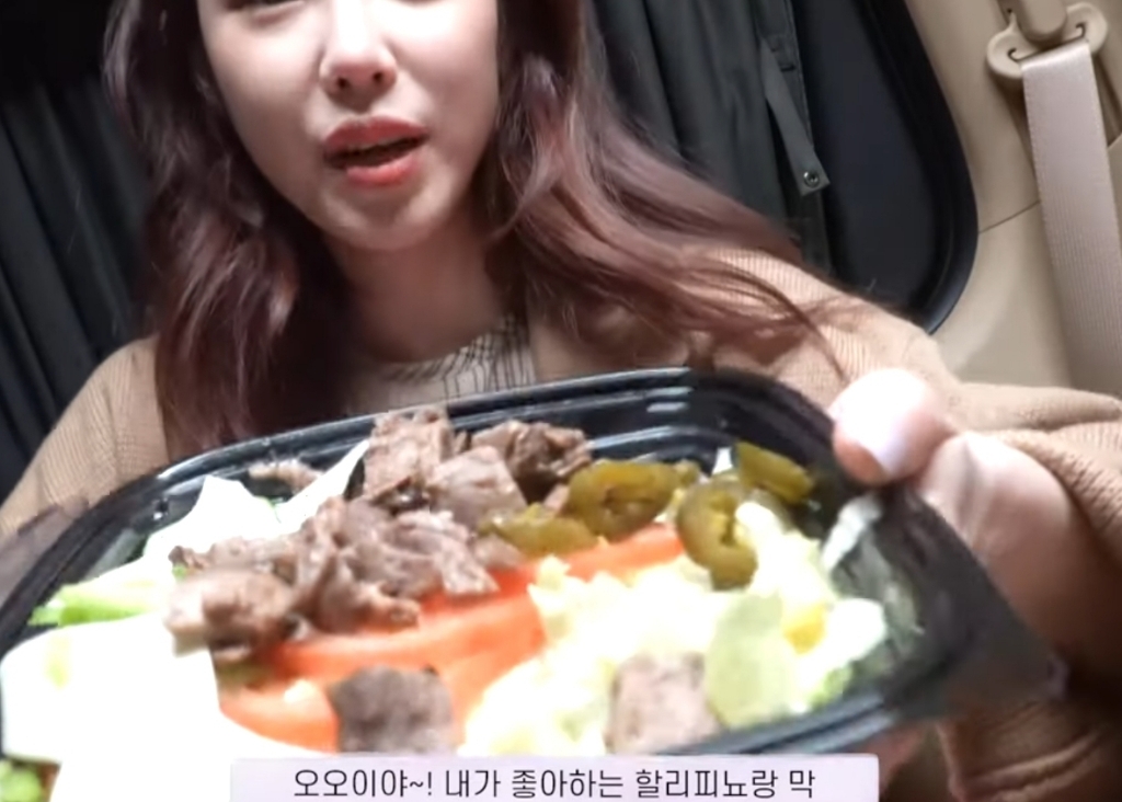 차에서 밥먹는 전효성........jpg | 인스티즈