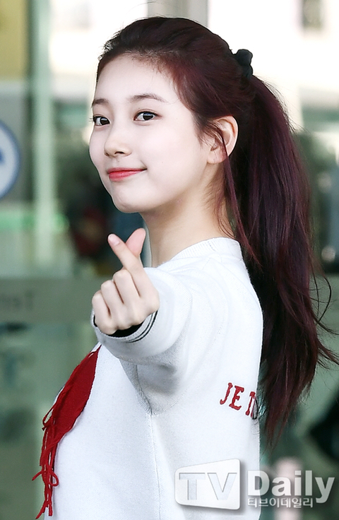 수지가 공항에서 갑자기 머리를 묶은 이유 | 인스티즈