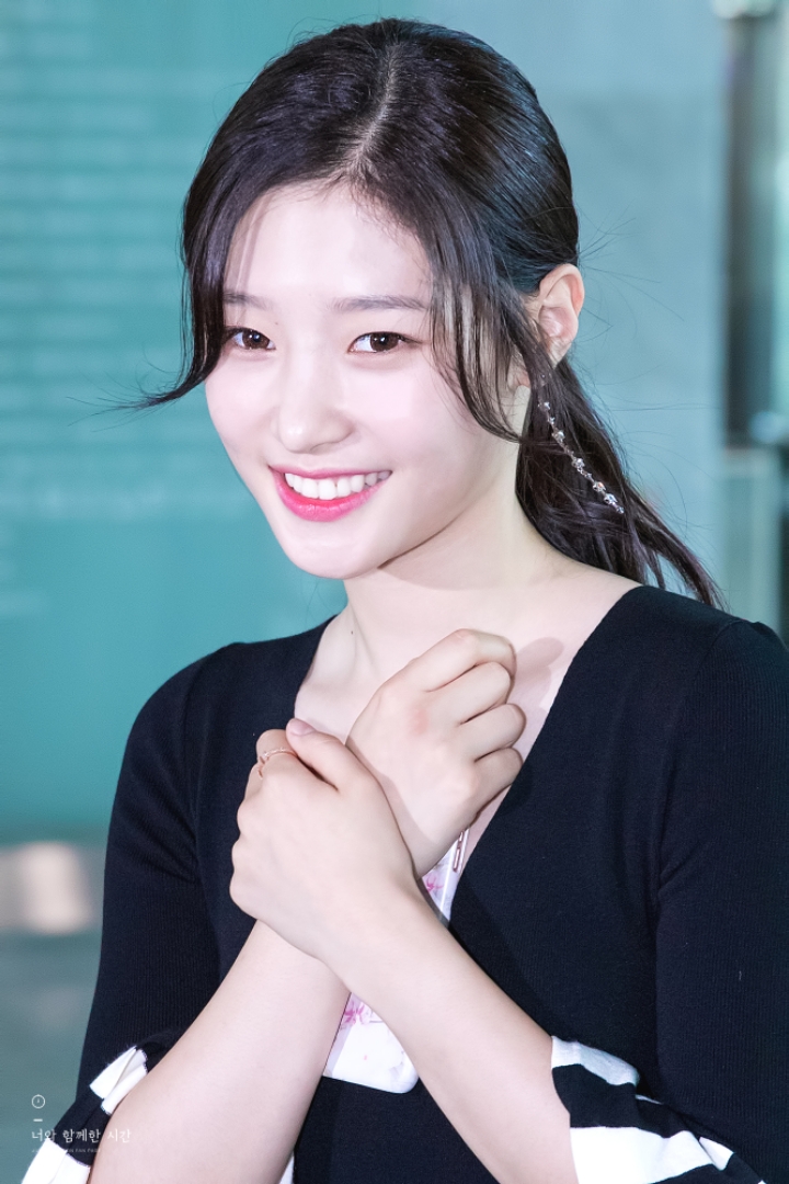 아침을 여는 정채연 | 인스티즈