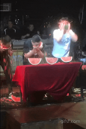수박 빨리먹기 대회.gif | 인스티즈