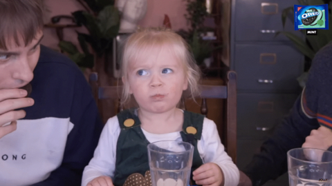 오레오 처음 먹어보는 아기 | 인스티즈