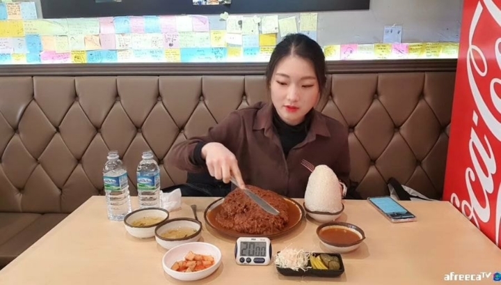 대왕돈까스 신기록 세운 먹방bj.JPG | 인스티즈
