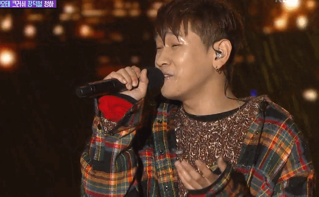 노래 가사에 몰입한 가수.gif | 인스티즈