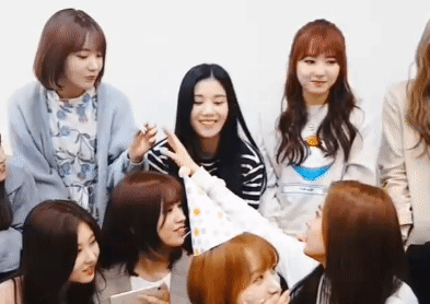 [아이즈원] 업계포상 받는 혜원.gif | 인스티즈