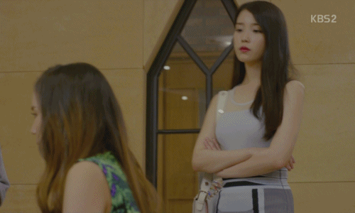 화가 잔뜩 난 아이유.gif | 인스티즈