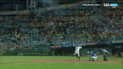 카메라 하나는 기똥차게 잘 쓰는 KBO 중계 수준.GIF | 인스티즈