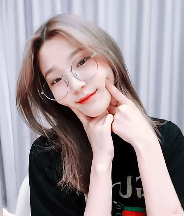 안경 쓴 프로미스나인 백지헌 | 인스티즈