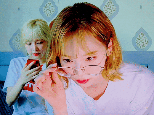 안경쓰니 은근히 이쁜 아이즈원 채원 | 인스티즈