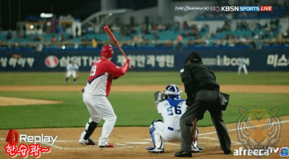 카메라 하나는 기똥차게 잘 쓰는 KBO 중계 수준.GIF | 인스티즈