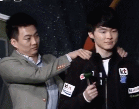 이지훈 감독 페이커 옷 벗기던 시절.GIF | 인스티즈