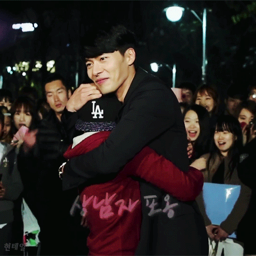 배우 현빈이 팬을 안아주는 방법.gif | 인스티즈