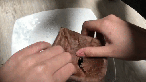 초코식빵에 냥냥 펀치 날리는 고양이.gif | 인스티즈