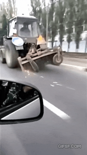 버켓 내리고 주행하는 트랙터.gif | 인스티즈
