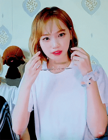 안경쓰니 은근히 이쁜 아이즈원 채원 | 인스티즈