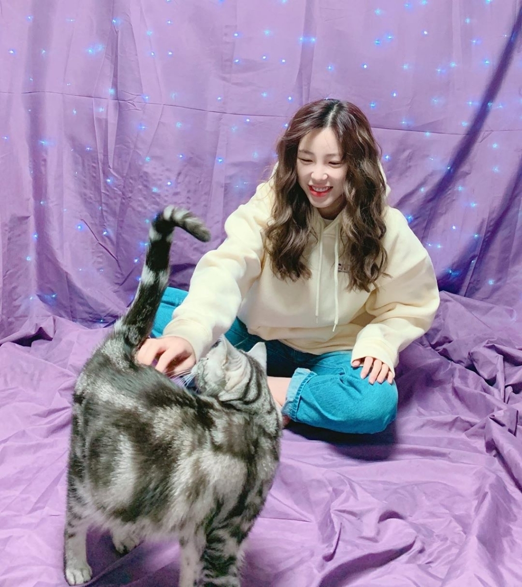 앞머리를 귀뒤로 살짝 넘긴 전효성 최근.JPG | 인스티즈