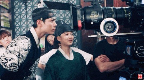 자신의 연기 모니터링하는 배우들 실제 모습JPGIF | 인스티즈