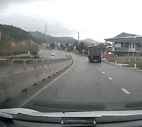 [블랙박스] 도로 한복판에서 기어가는 아기.gif | 인스티즈