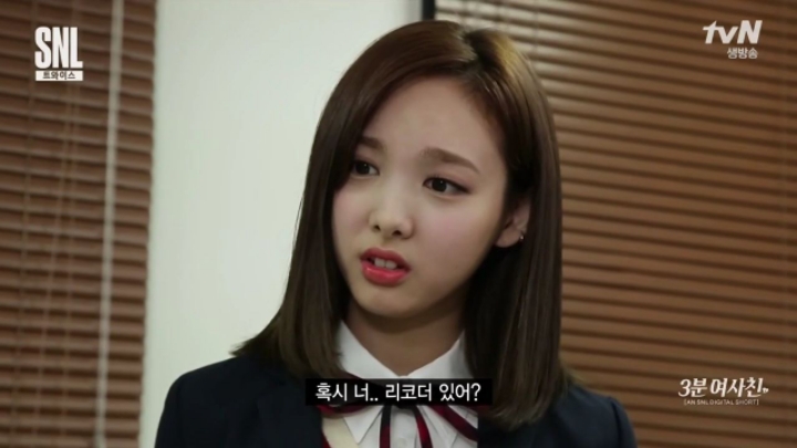 다 빌려가는 옆반 친구 나연이.jpgif | 인스티즈