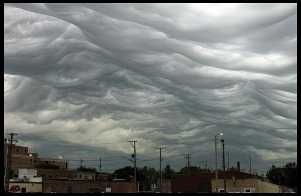 실물로 보면 공포에 움직이지도 못한다는 구름.gif | 인스티즈