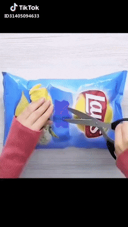 봉지 과자 먹을 때 편하게 먹는 꿀팁.gif | 인스티즈