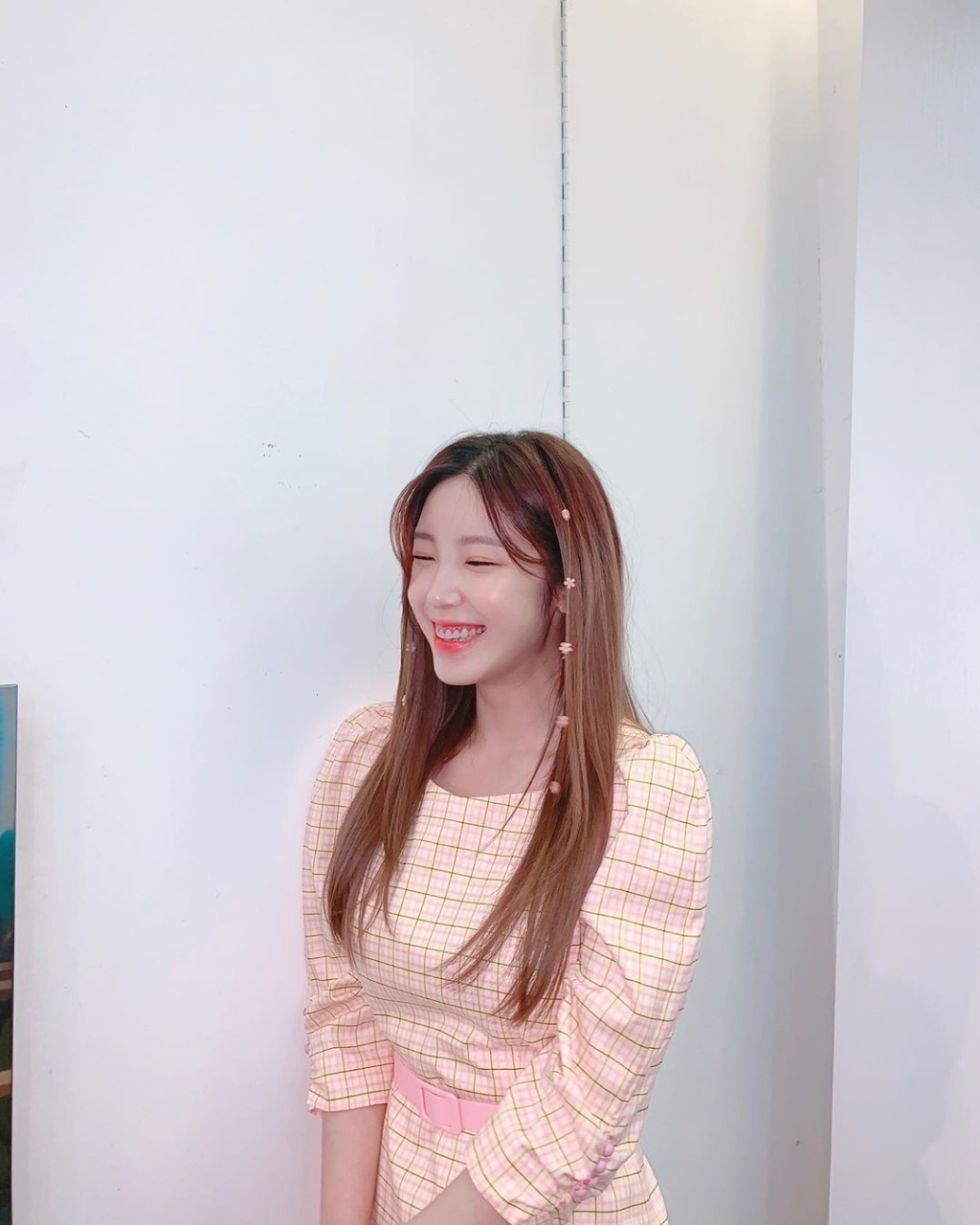 앞머리를 귀뒤로 살짝 넘긴 전효성 최근.JPG | 인스티즈