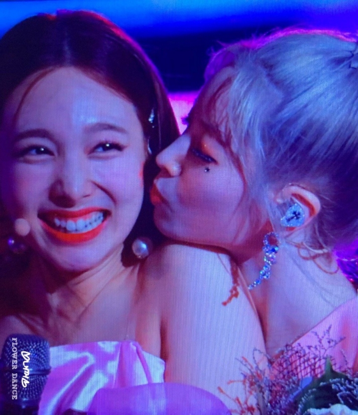 뽀뽀하는 트와이스 | 인스티즈