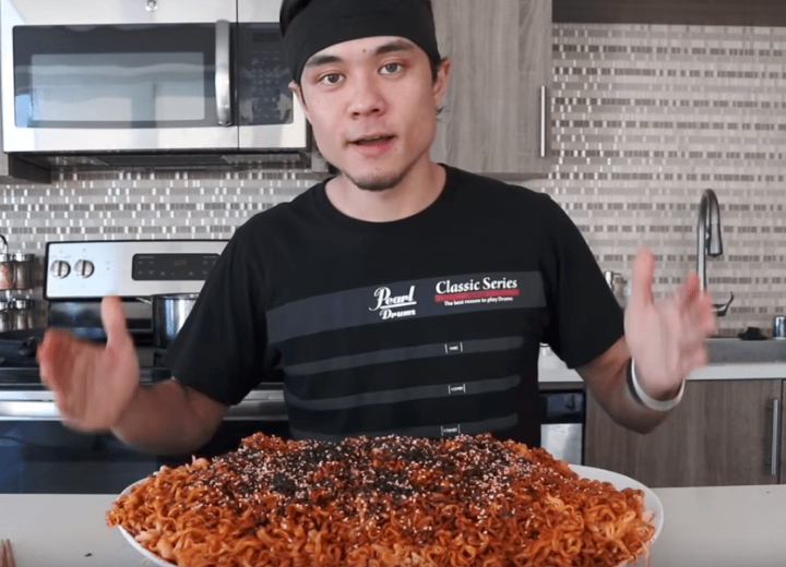 야심차게 불닭볶음면 15개 푸드파이터 하는 외국 유튜버 | 인스티즈