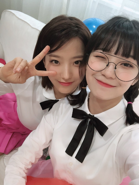 안경 쓴 프로미스나인 백지헌 | 인스티즈