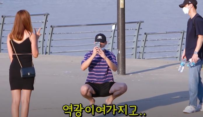 길거리에서 사진 부탁받은 한국인들의 자세 .jpg | 인스티즈