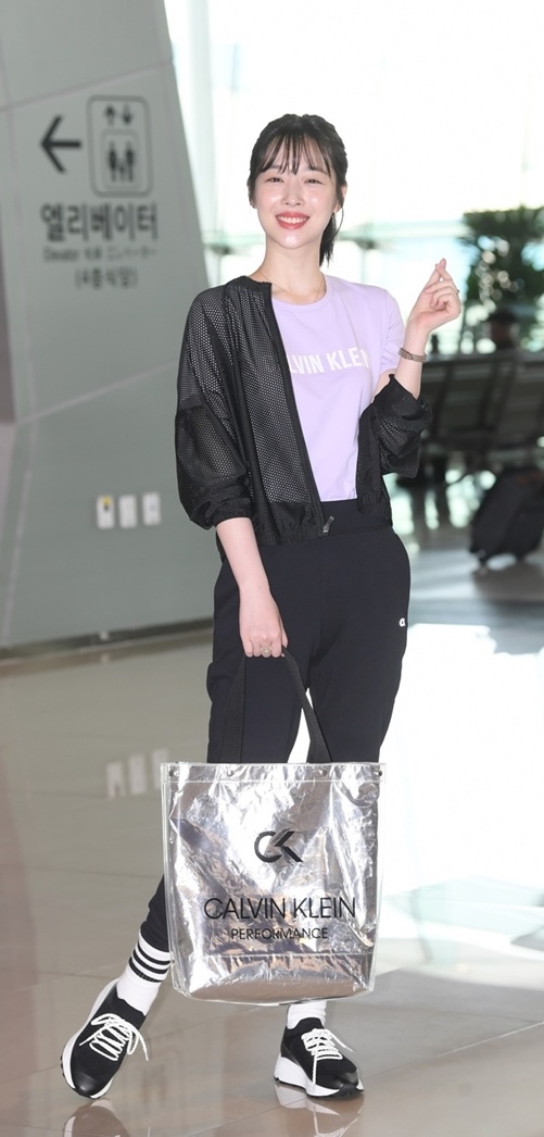 항상 기자들에게 밝게 웃어주던 설리 공항사진들 | 인스티즈