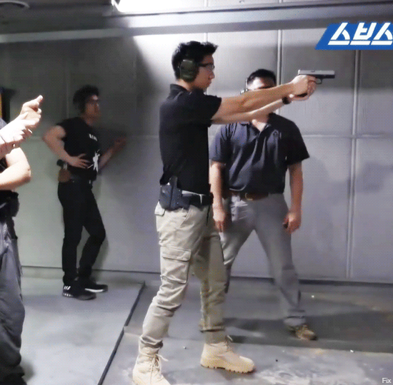 실사격 연습하는 배가본드 이승기 수지.gif | 인스티즈