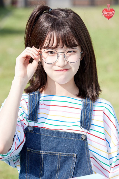 안경 쓴 프로미스나인 백지헌 | 인스티즈