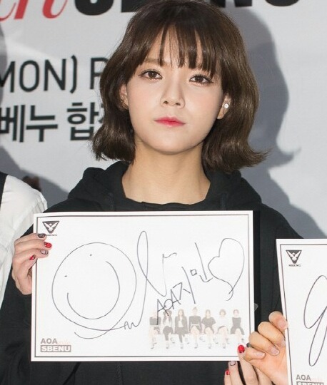 개인적으로 아만다 사이프리드 보면 생각나는 한국 아이돌 | 인스티즈