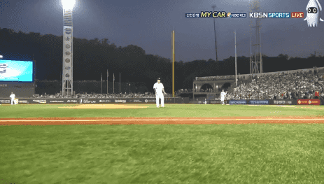 카메라 하나는 기똥차게 잘 쓰는 KBO 중계 수준.GIF | 인스티즈