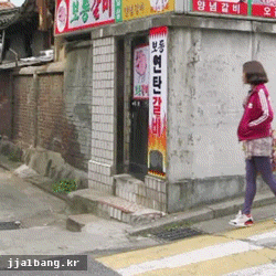 화가 잔뜩 난 아이유.gif | 인스티즈