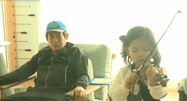 리코더,바이올린 연주하는 딸 빈이를 바라보는 성동일.gif | 인스티즈