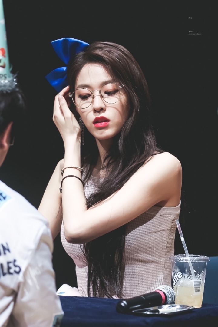 팬들이 매번 안경을 사오자 설현의 반응 | 인스티즈