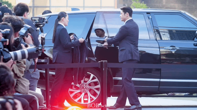 수지 치마 가려주는 경호원 | 인스티즈