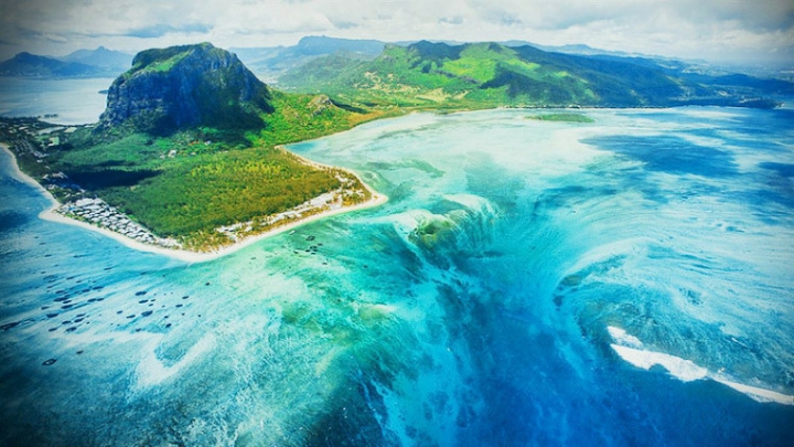 바피라미드 보러 갔다가 실망한 유튜버.jpg다 속 폭포, 모리셔스 수중폭포ㄷㄷ.gif | 인스티즈