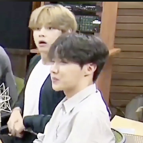 보이는 라디오인지 모르고 바지 지퍼 정리한 방탄 뷔ㅋㅋㅋㅋ | 인스티즈